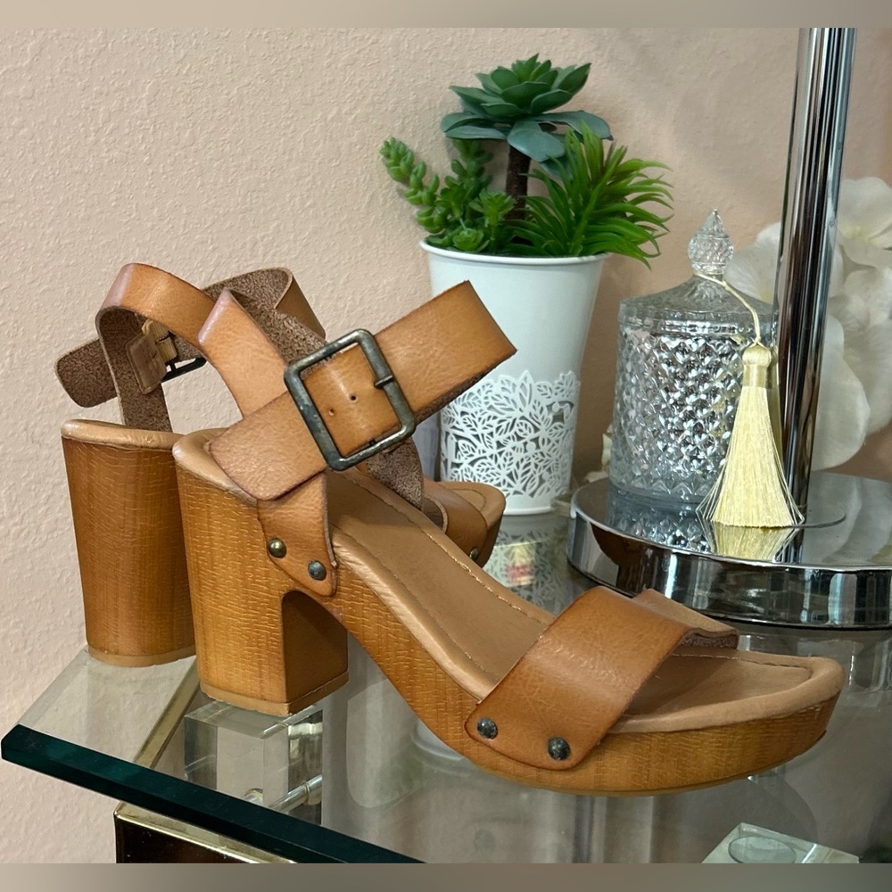 Dunes Tan Vegan Leather Block Heel Sandals Size 7